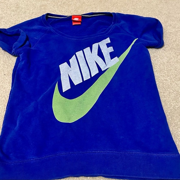 Nike Women’s Short Sleeve Sweatshirt Nein Green Retro Swoosh - Picture 2 of 2